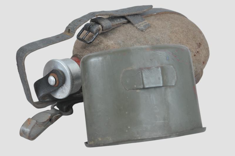 WW2 German Waterbottle With Olive Green Cup 1942